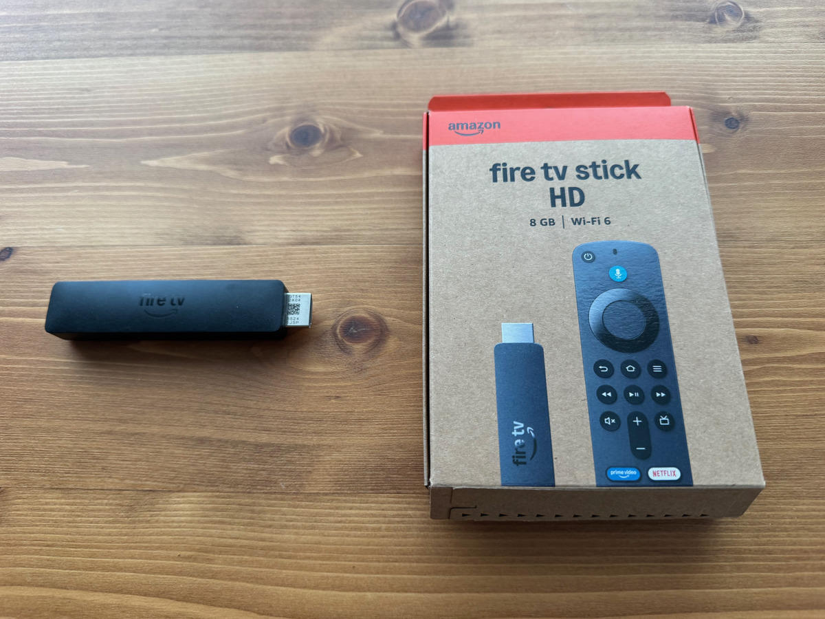 木の机に置いたFire TV Stick HDの本体と箱。僕が今もテレビにつないで使っている、セールで半額前後まで下がりやすいAmazonデバイス