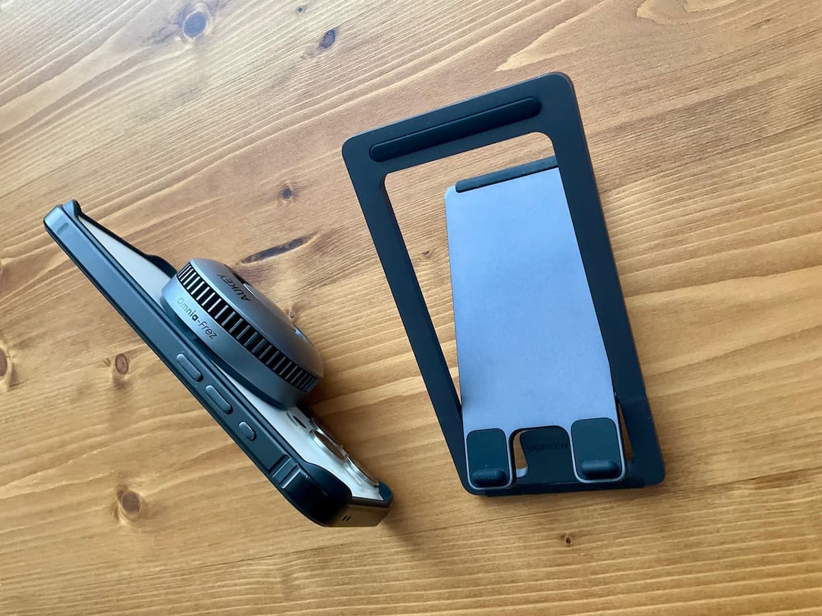 AUKEY MagFusion GameFrostを利用中のiPhone 15Proとスマホスタンド