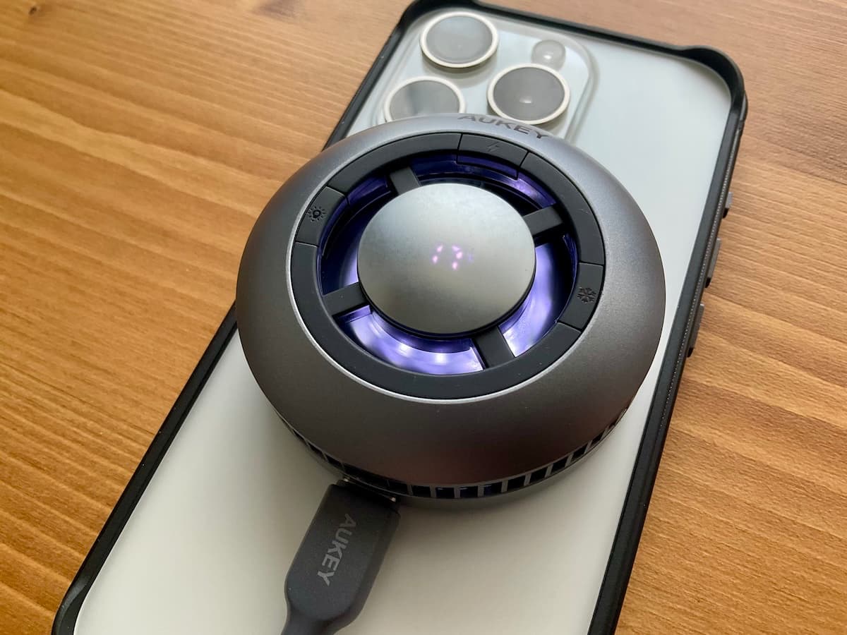 AUKEY MagFusion GameFrostで冷却中のiPhone 15Pro