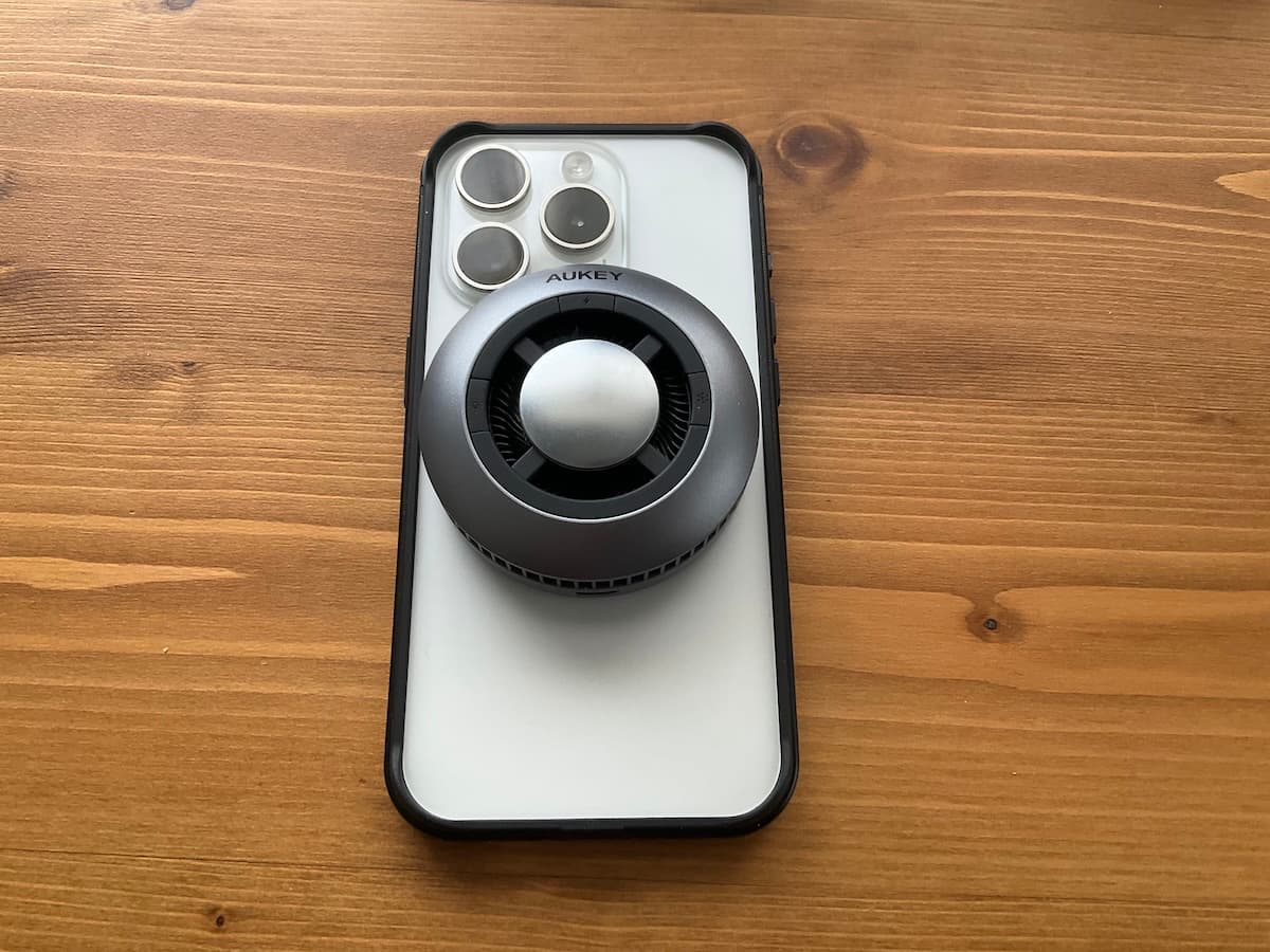 AUKEY MagFusion GameFrostをiPhone 15Proに取り付けた様子