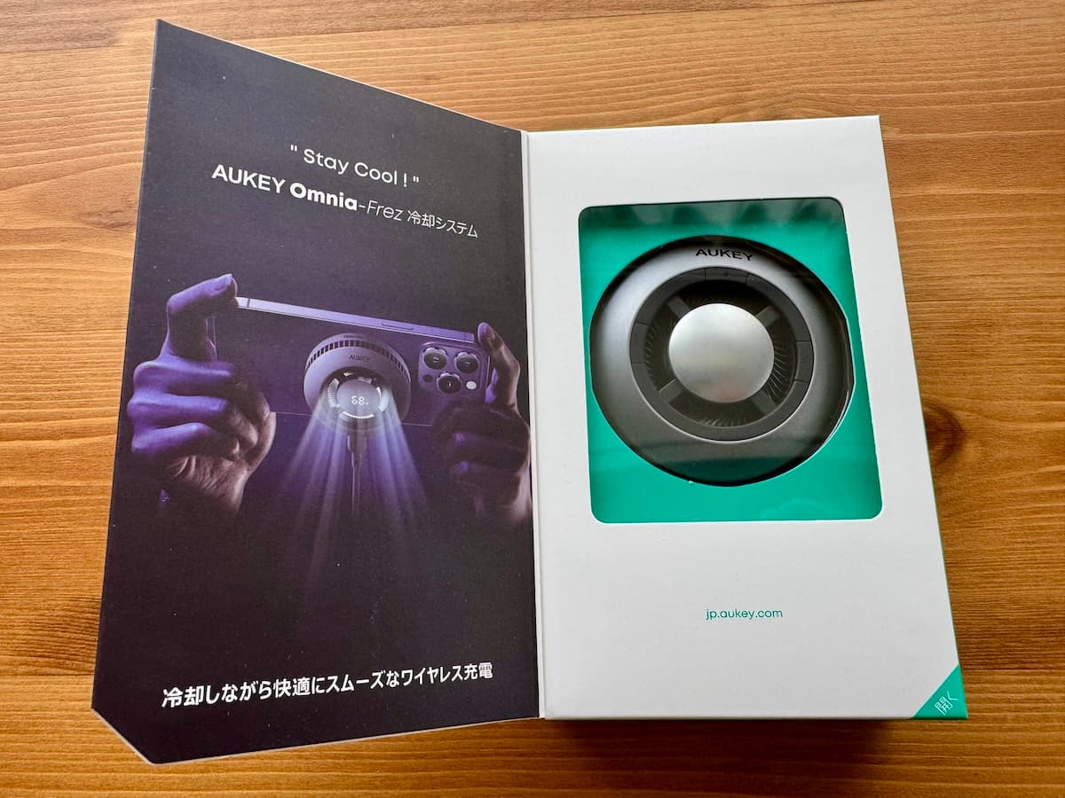 表紙を開いたAUKEY MagFusion GameFrost