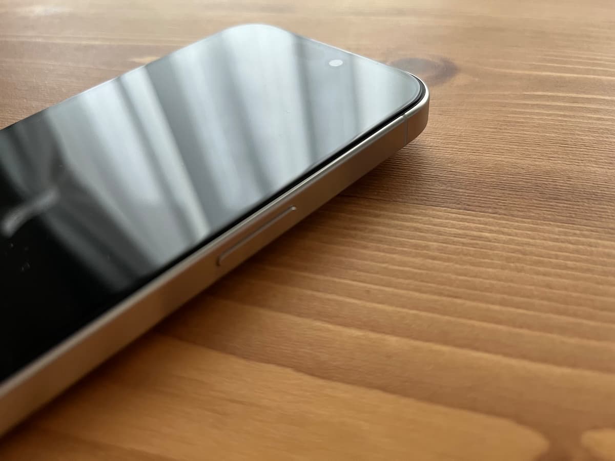 NIMASOの保護フィルムを貼り付けたiPhone 15Pro