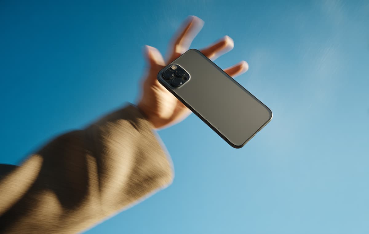 手から落ちそうなiPhone