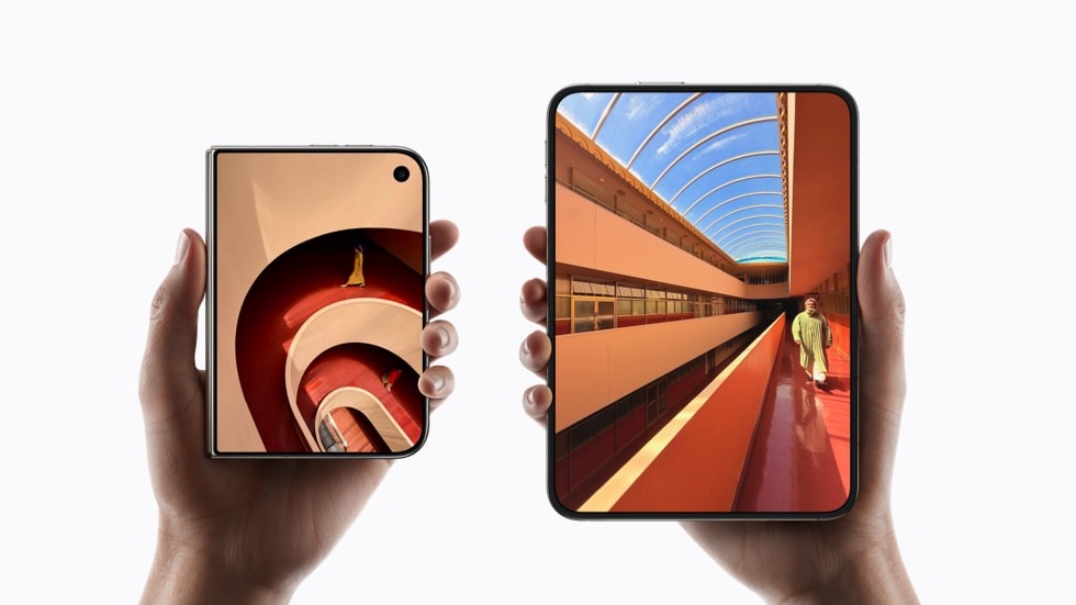 iPhone Duoを開いた状態と閉じた状態で持っている写真