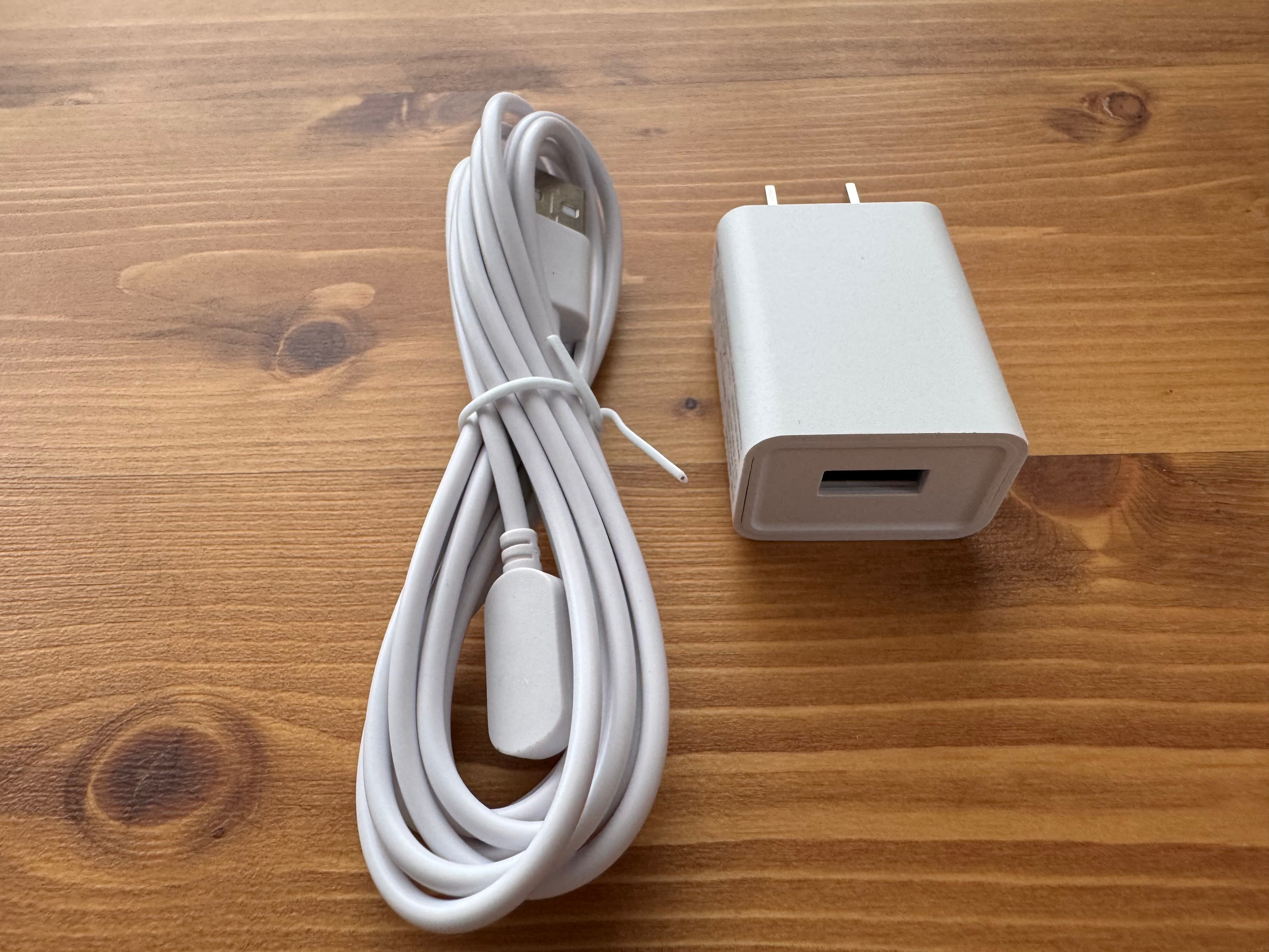 issin「スマートバスマット(体組成計モデル)」の充電器と専用の充電ケーブル