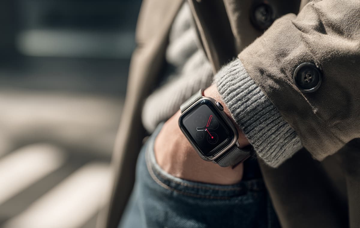 アップルウォッチを身につけた男性