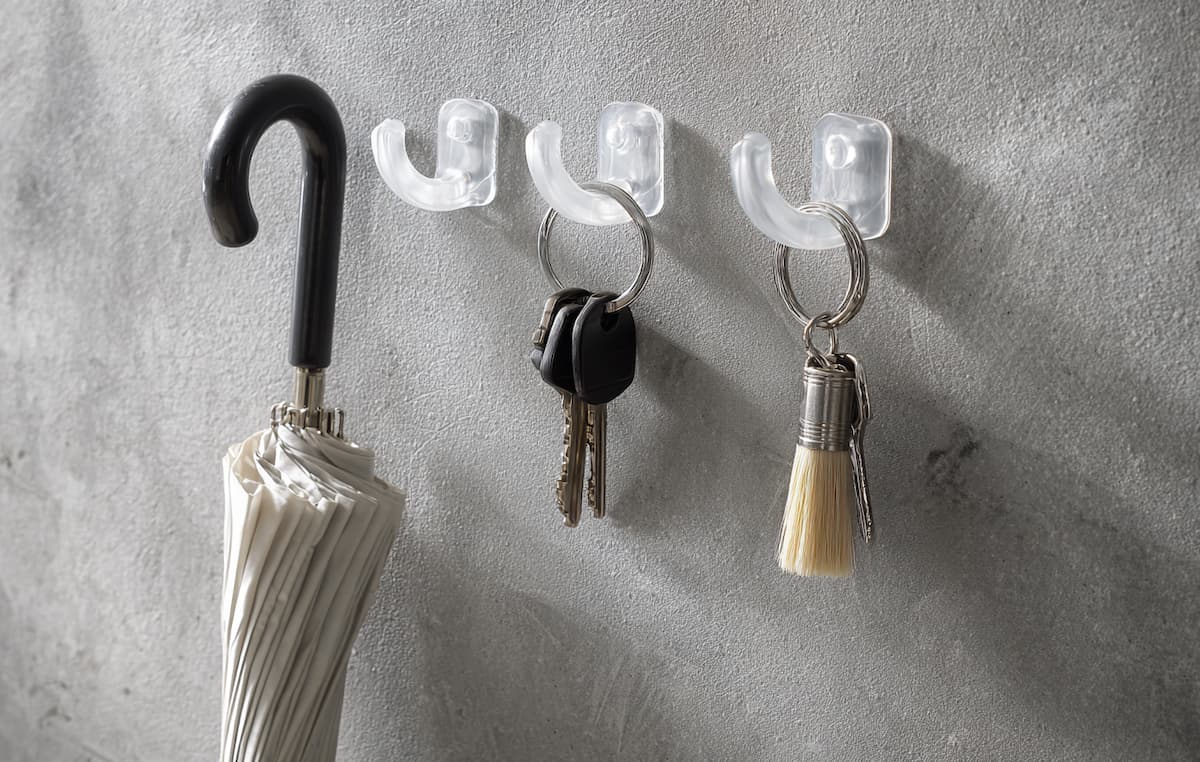 壁に貼り付けられたフック