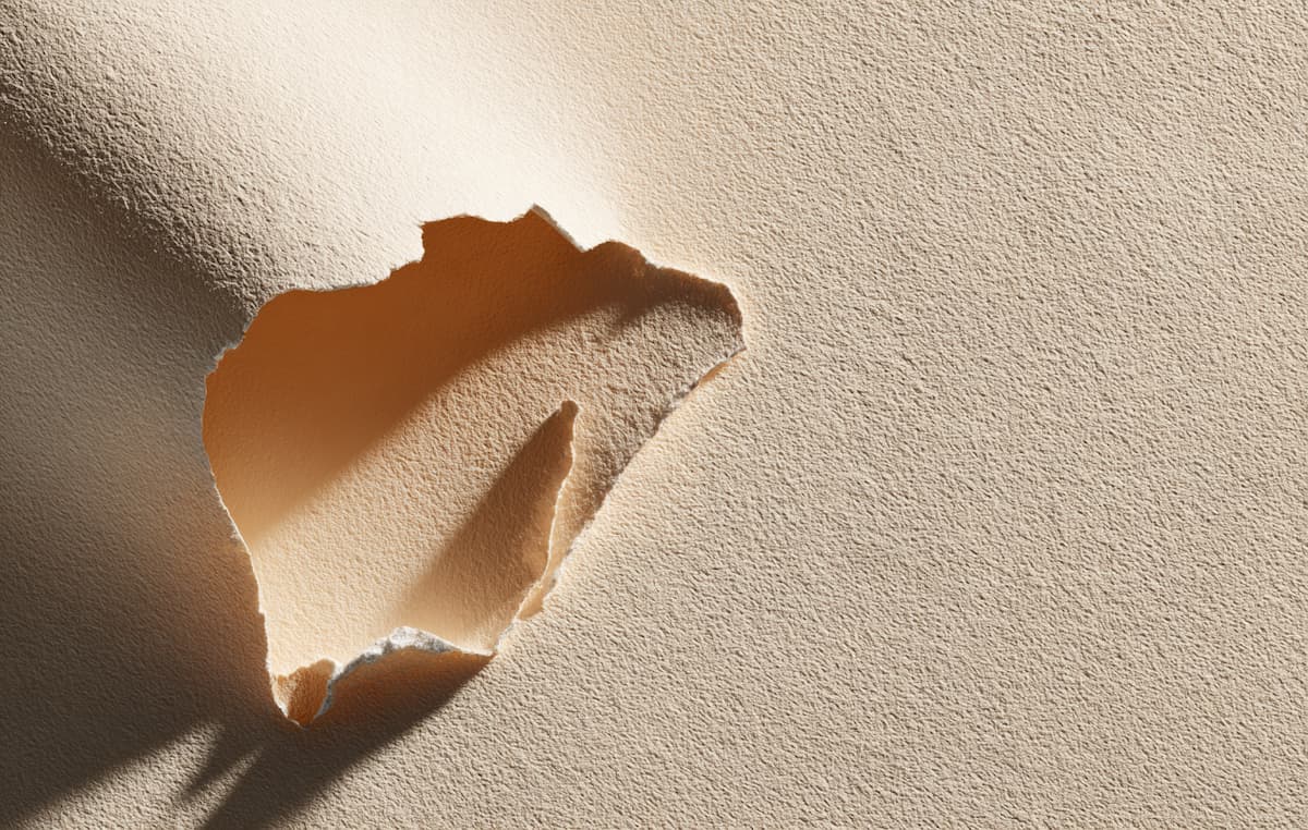 軽度に剥がれた壁紙