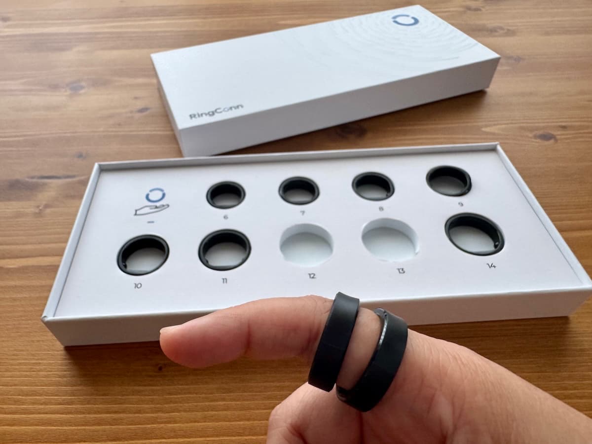 RingConn Genのサイジングキットを試着している様子