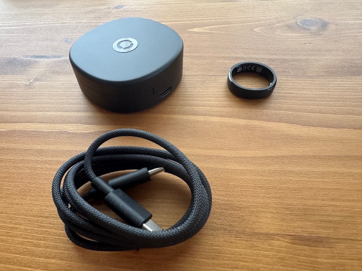 RingConn Gen 3本体と充電ケース、付属の充電ケーブル