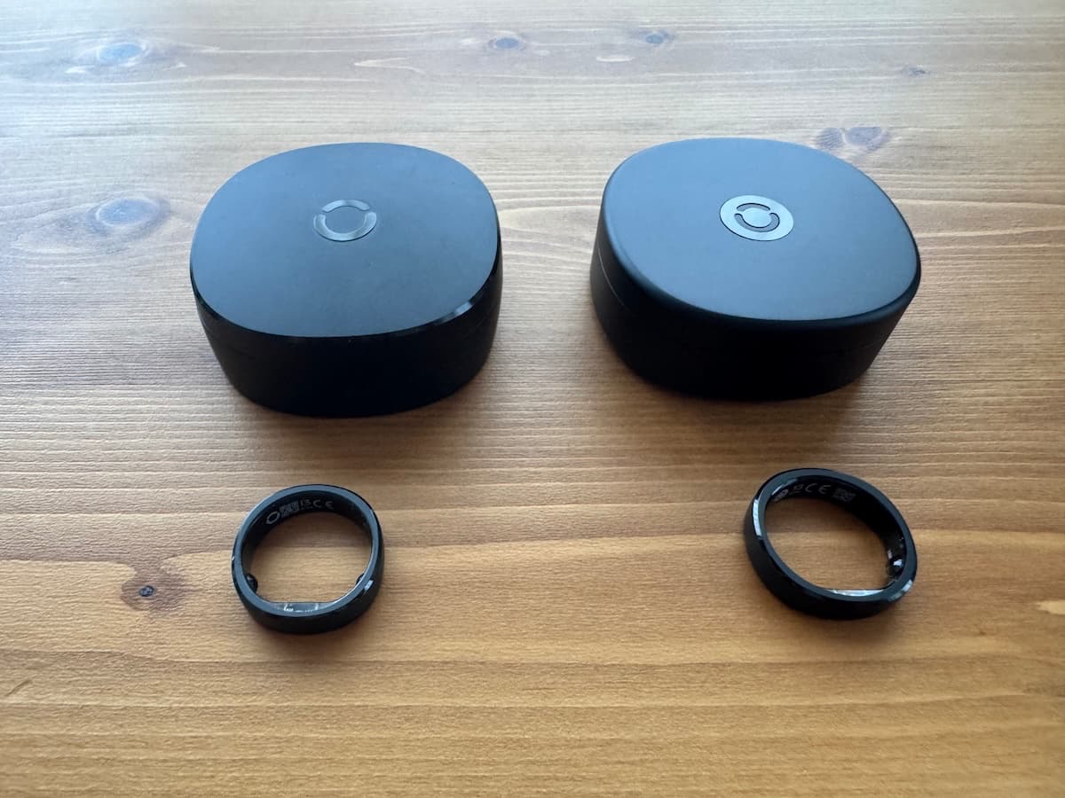RingConn Gen 3とRingConn Gen 2の本体と充電ケースを並べた状態