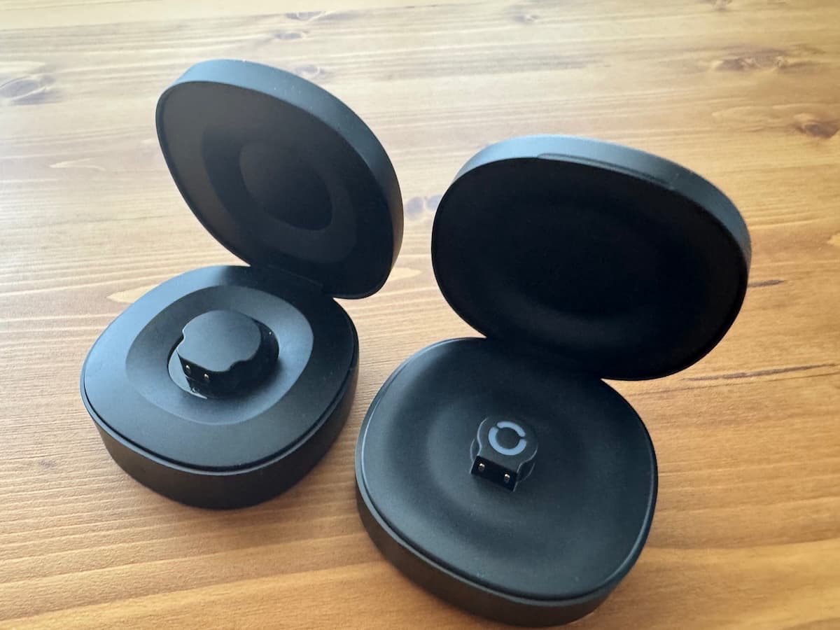 RingConn Gen 3とRingConn Gen 2の充電ケースを開けた状態