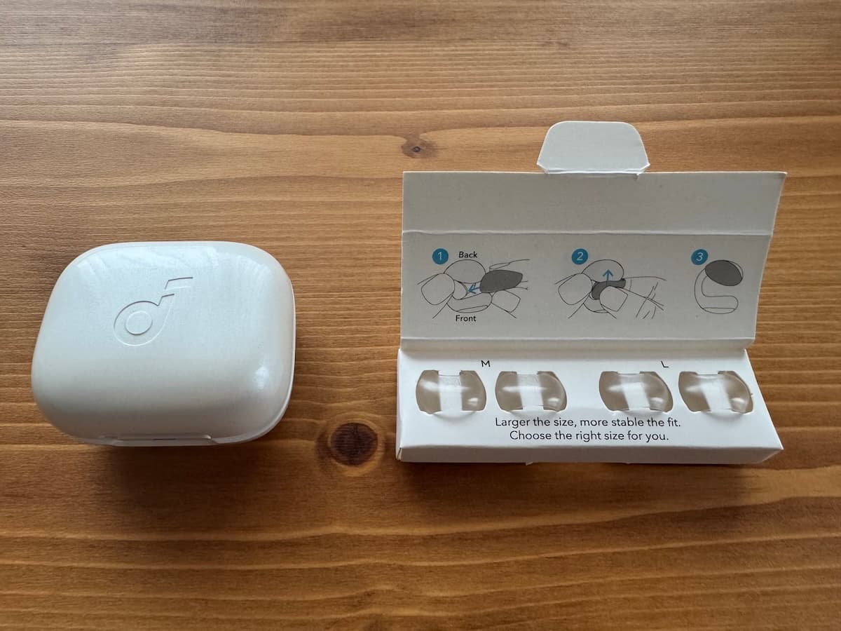 Anker Soundcore C30i本体と付属のイヤーカフ