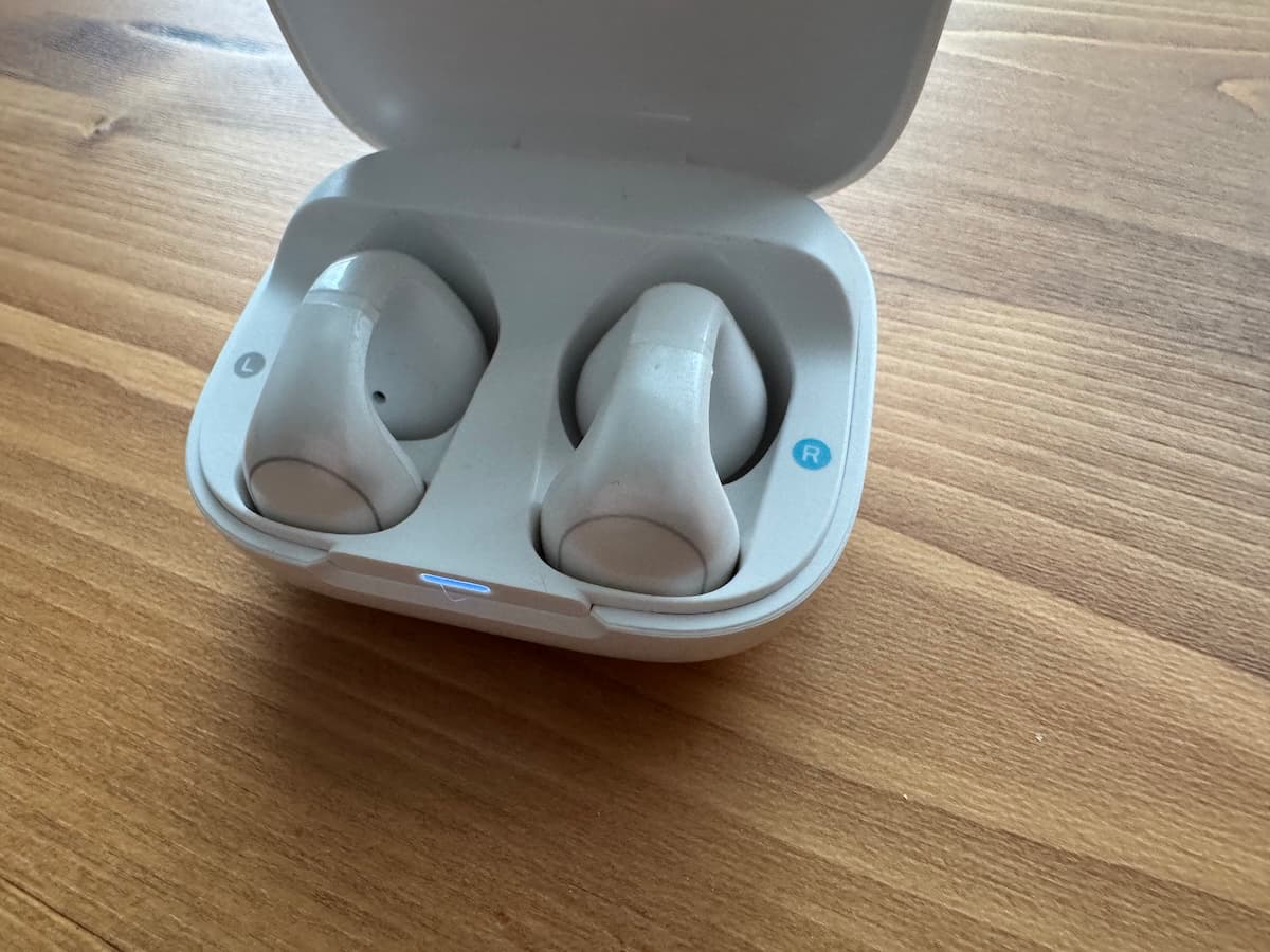 Anker Soundcore C30iの充電中のライト