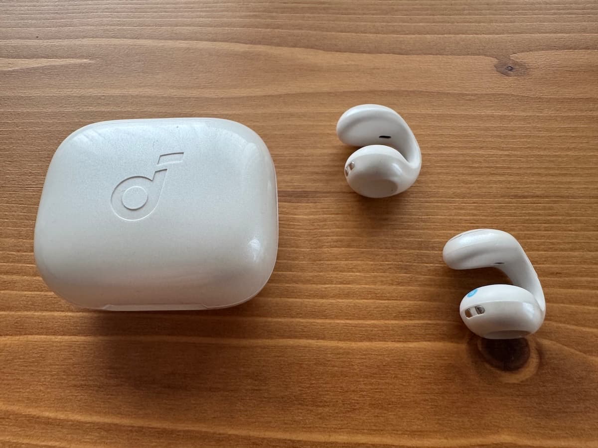 Anker Soundcore C30iの本体と充電ケース