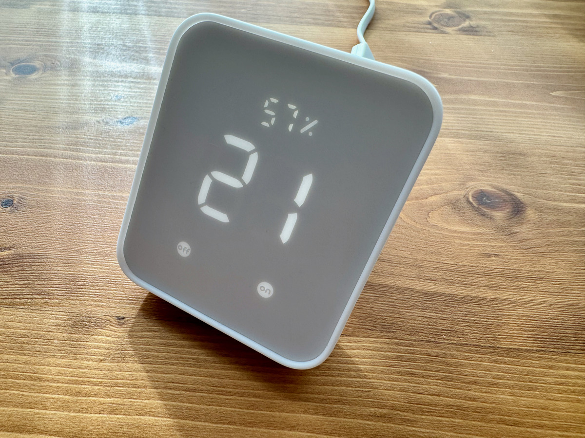 温度21度・湿度57%を表示して稼働しているSwitchBotハブ2。Matter経由でホームアプリからも操作できる機器。