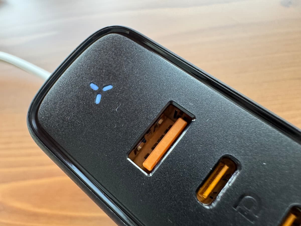 通電時に光るVoltmeのロゴ