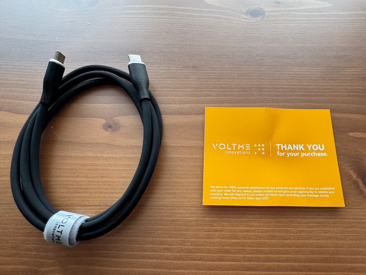 Voltmeの充電ケーブルと説明書