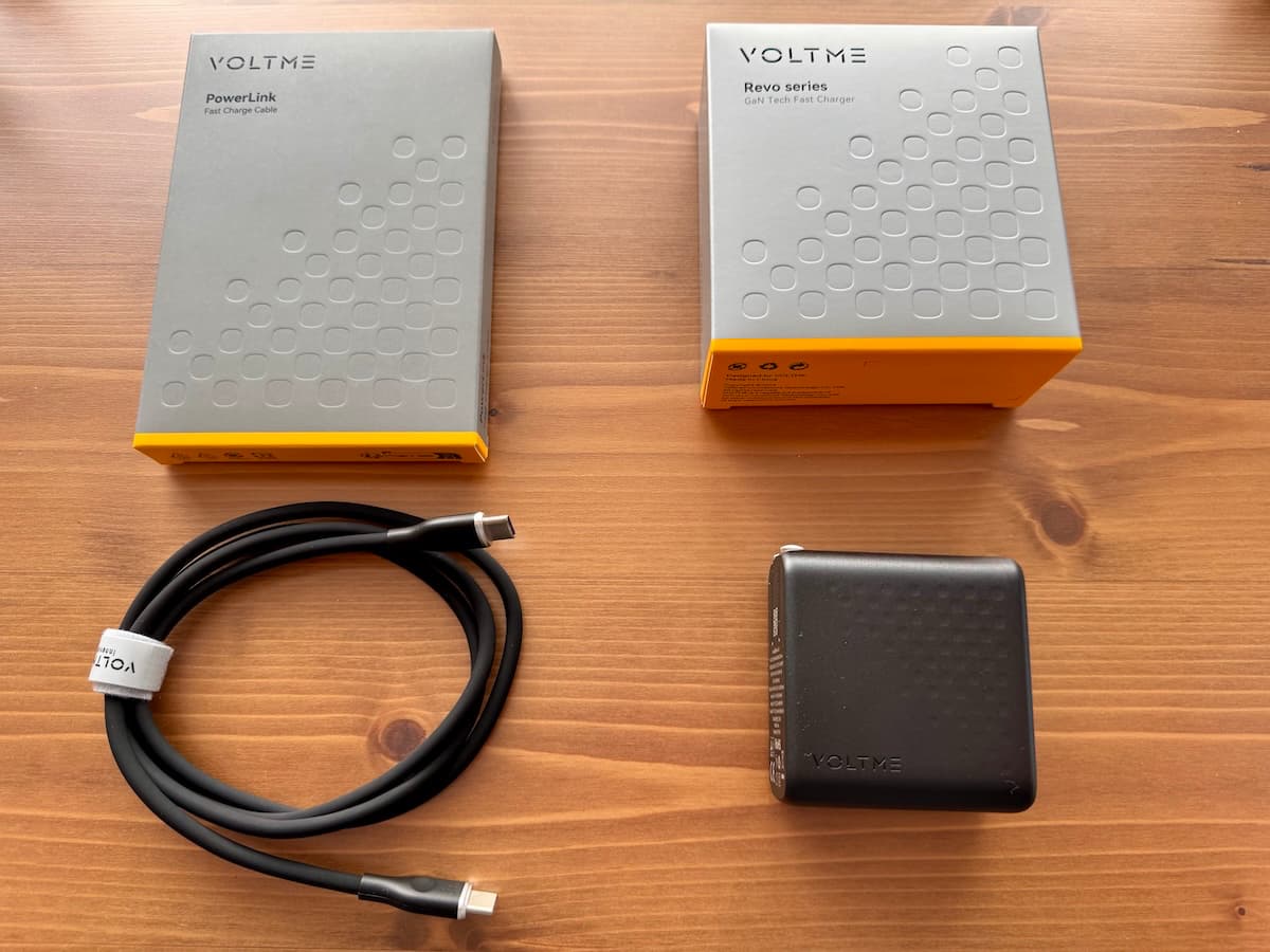 VoltmeのRevo100充電器と充電ケーブル