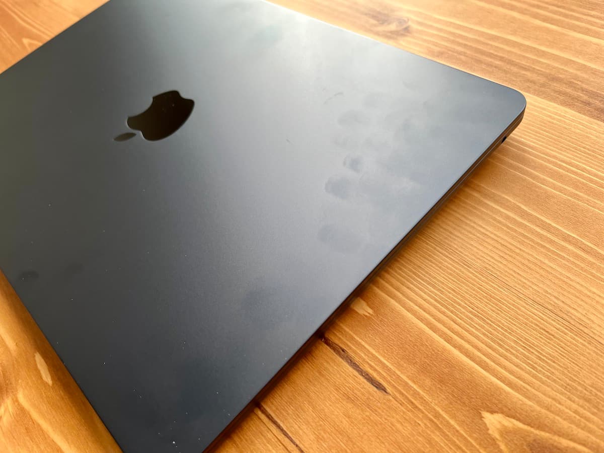 M2 MacBook Air　ミッドナイトについた指紋